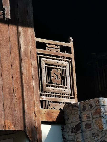 Letter ផ used for fence decoration. Image by Sovichet Tep of Anagata Type.