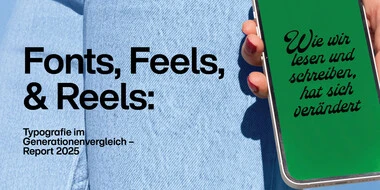 Monotype 2025-Berichtsbanner mit einer Hand, die ein Smartphone hält. Auf dem Bildschirm steht „Wie wir lesen und schreiben, hat sich verändert“, daneben der Berichtstitel und ein „Mehr erfahren“-Button.