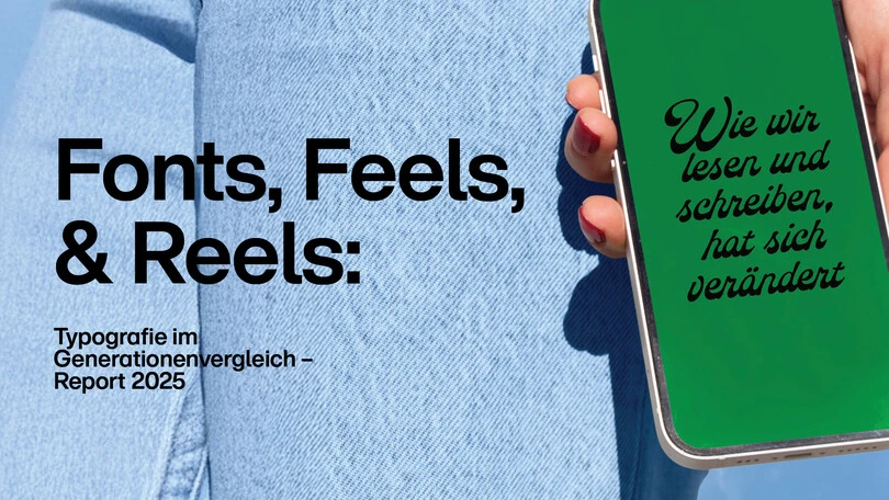 Monotype 2025-Berichtsbanner mit einer Hand, die ein Smartphone hält. Auf dem Bildschirm steht „Wie wir lesen und schreiben, hat sich verändert“, daneben der Berichtstitel und ein „Mehr erfahren“-Button. Monotype 2025-Berichtsbanner mit einer Hand, die ein Smartphone hält. Auf dem Bildschirm steht „Wie wir lesen und schreiben, hat sich verändert“, daneben der Berichtstitel und ein „Mehr erfahren“-Button.